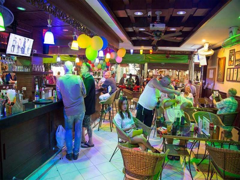 Harrys Hotel Bar & Restaurant Pattaya Exterior photo